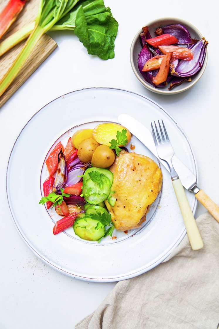 Ovnstegt kylling på rabarber/løgkompot med agurkesalat