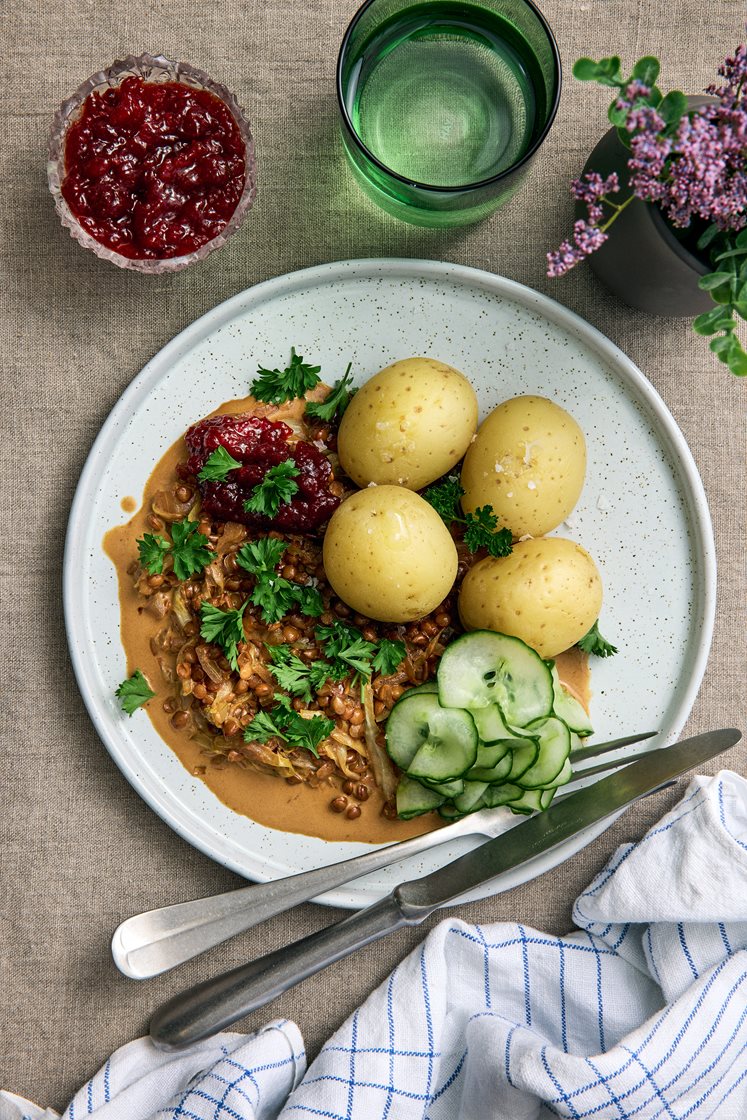 Kål- og linsepande med kogte kartofler, tyttebær og lynsyltet agurk