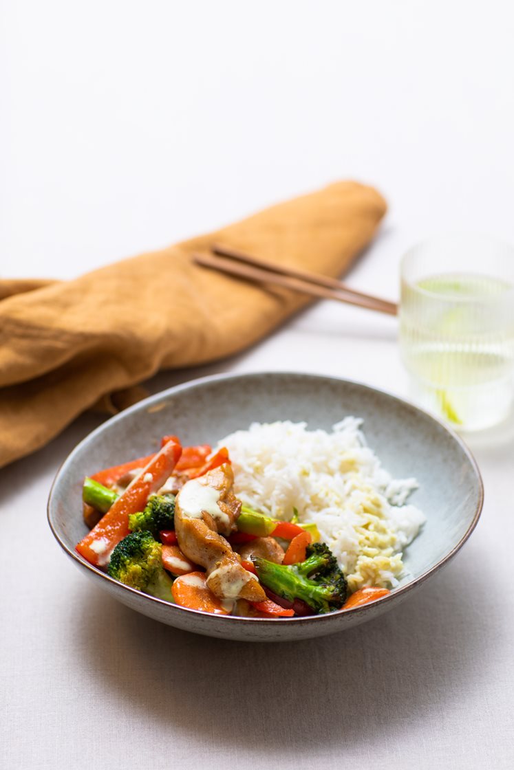 Wokket kylling og grønnsaker, servert med grønn currysaus og jasminris