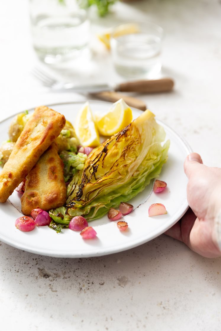 Sprøpanert sei med hjemmelaget potetsalat og pannestekt spisskål og reddiker