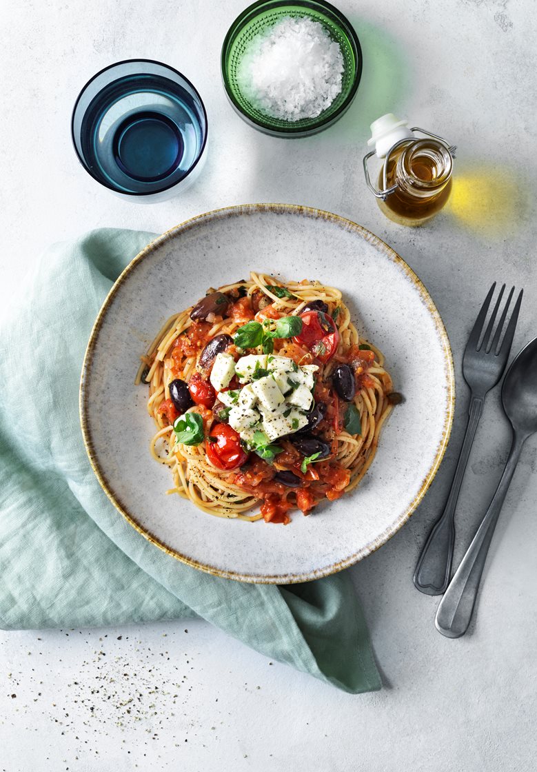 Pasta i tomatsås med oliver och marinerad mozzarella - Linas Matkasse