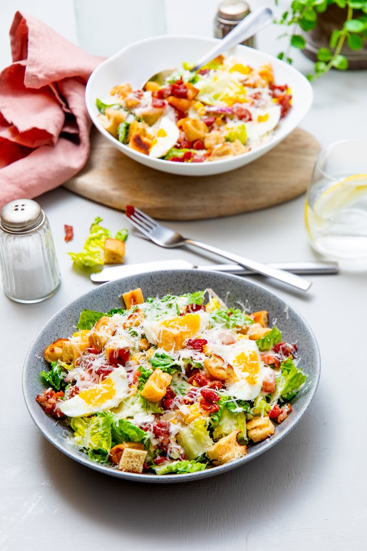 Sommersalat med bacon, bløtkokte egg, krutonger og Grana Padano