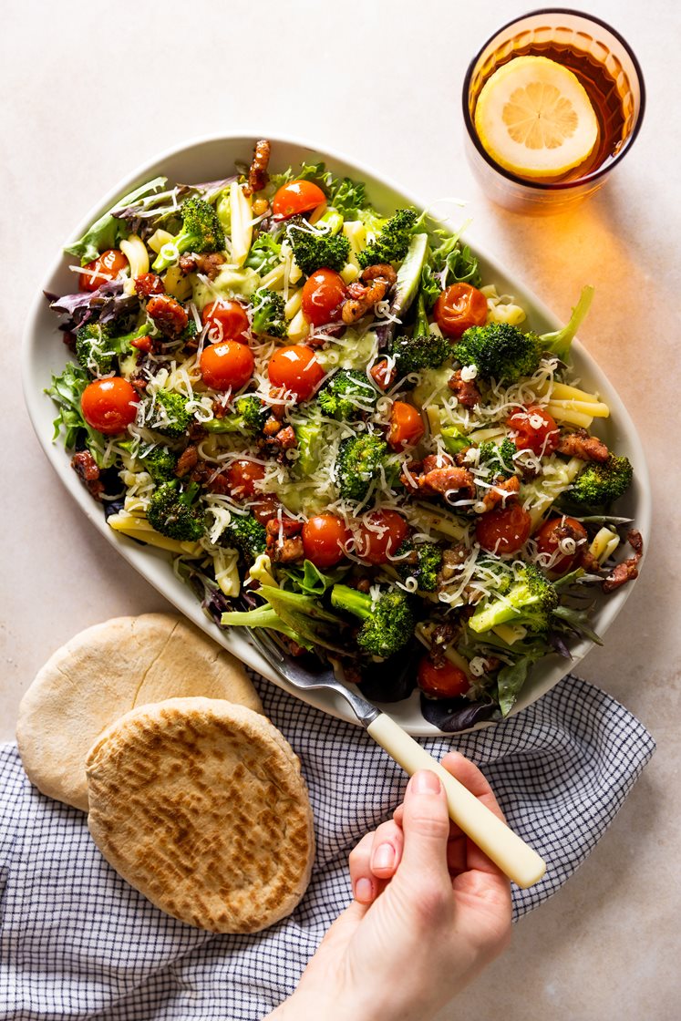 Pastasalat med ovnsbakt brokkoli og cherrytomater, balsamicoglasert bacon og ramsløkaioli