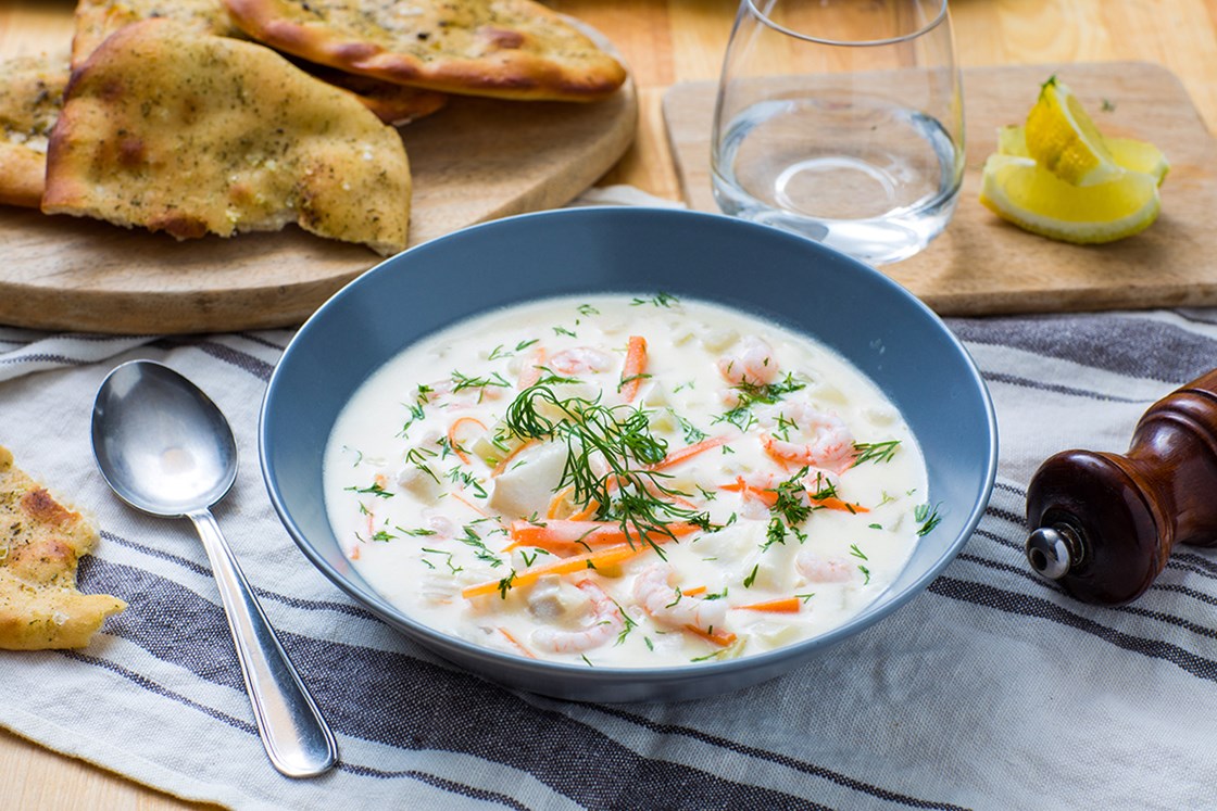 Sommerens fiskesuppe med reker og dill