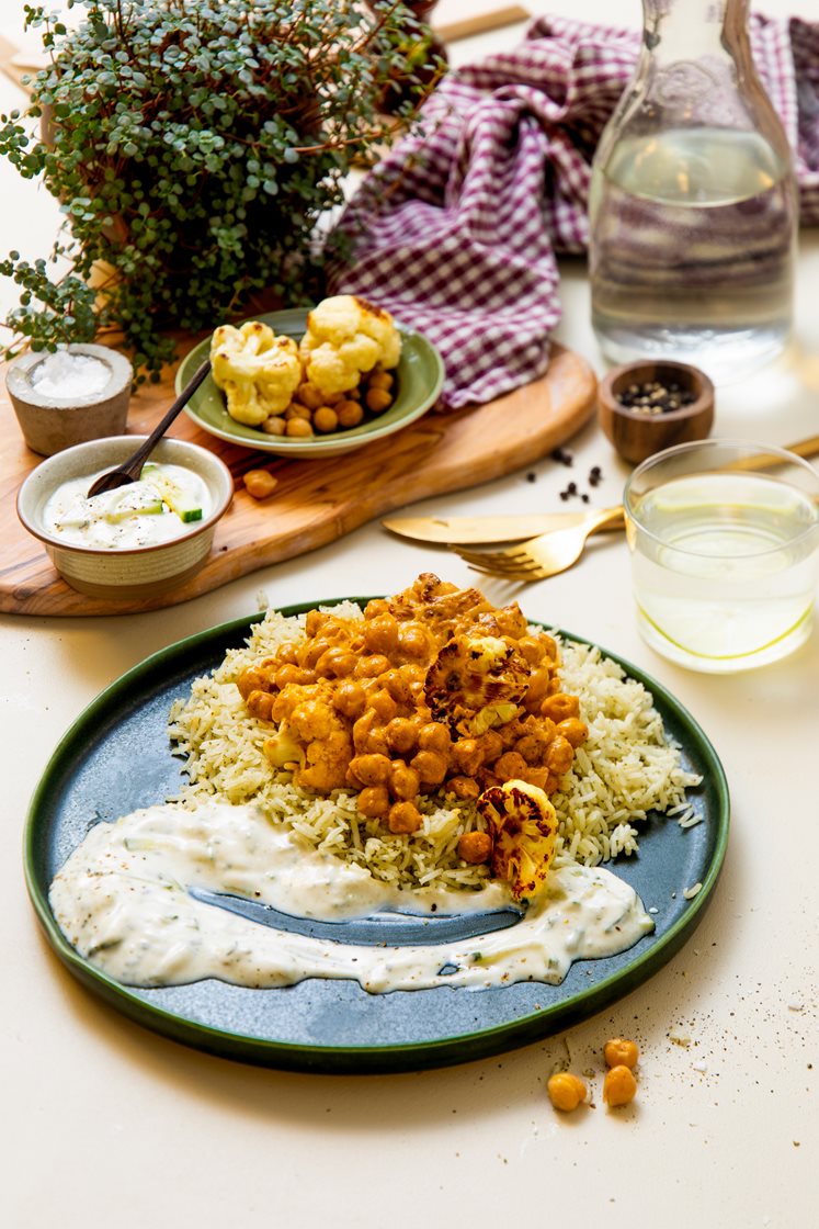 Tikka masala med kikerter og blomkål, servert med krydderris og raita