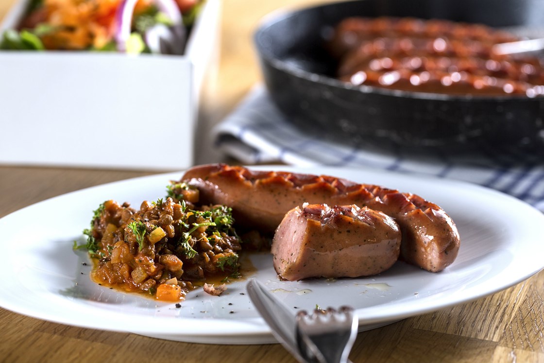 Godtlevertpølser med linser og grønn salat