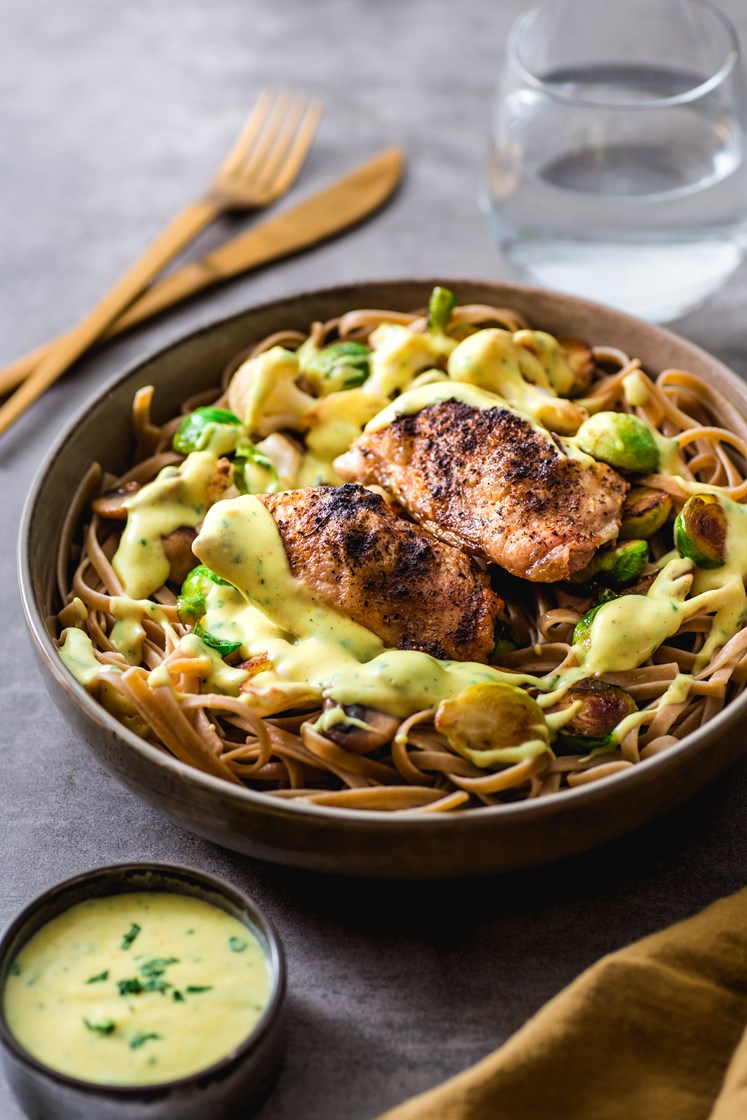 Overlår av kylling med pasta, stekt blomkål, sjampinjong og rosenkål og karri- og estragonsaus