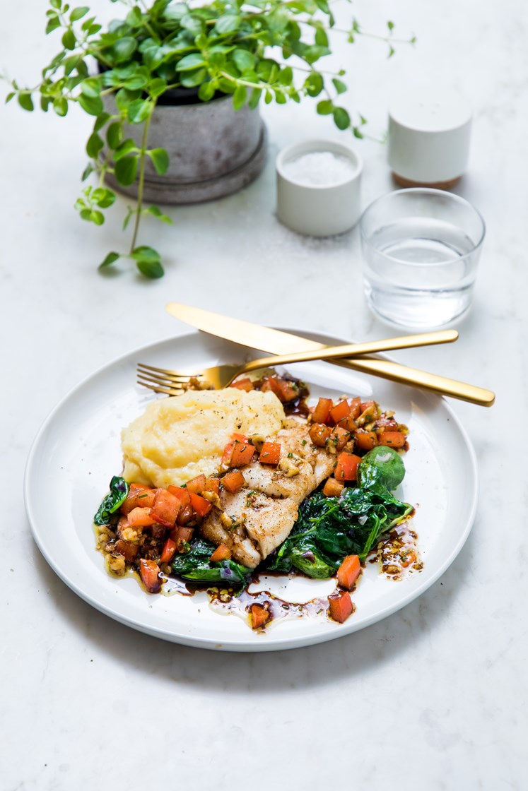 Skinnstekt torsk med potetmos, spinat, og tomat- og valnøttsalat med gressløkvinaigrette