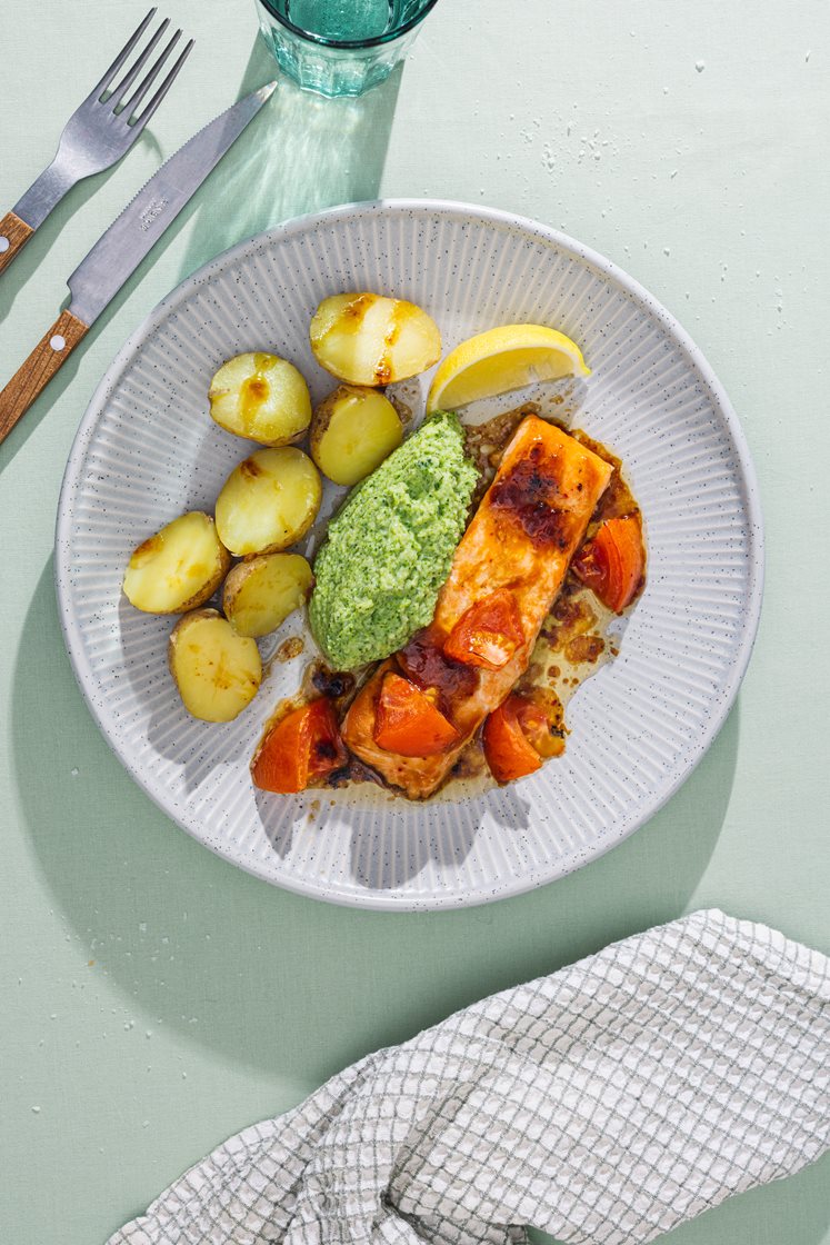 Ovnsbakt laks med teriyakisjy, tomater og brokkolimos