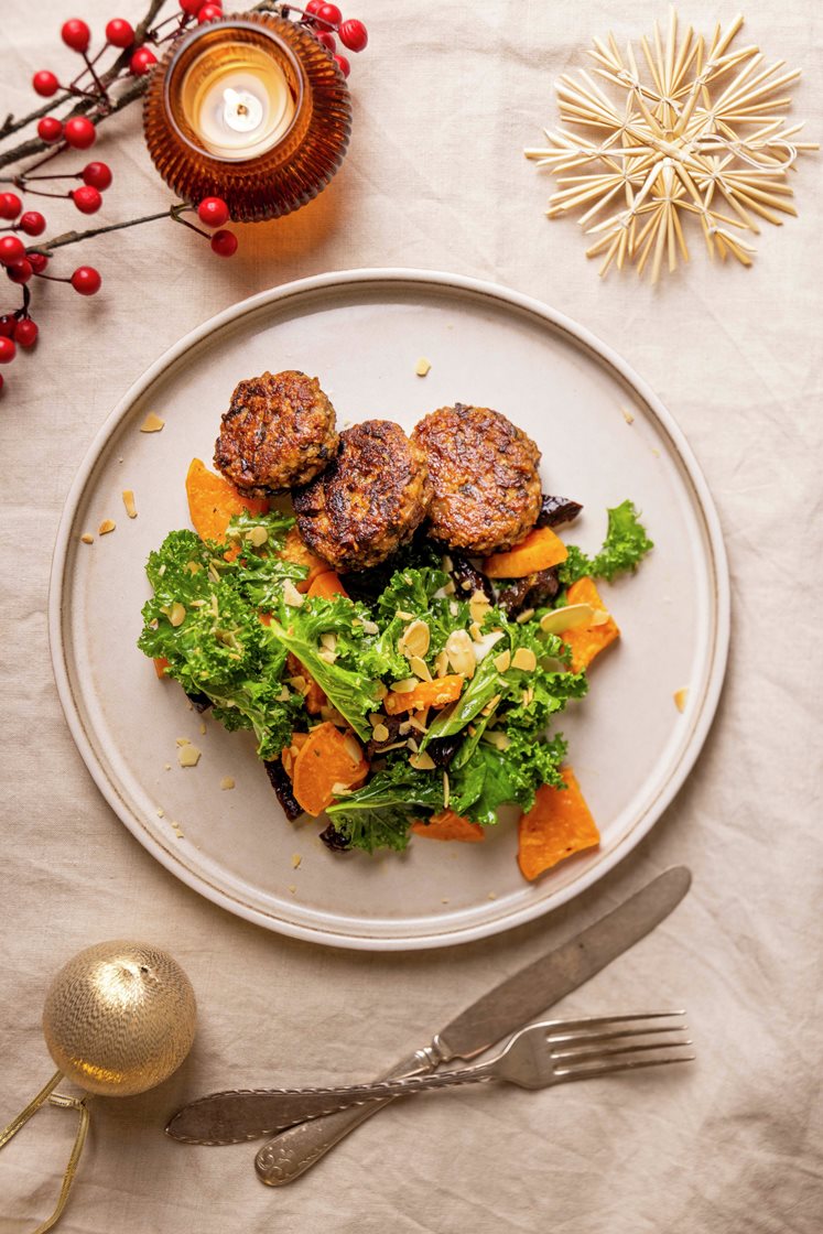 Nøddefrikadeller med grønkålssalat