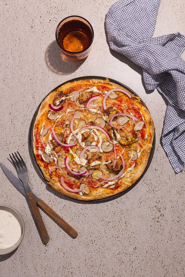 Pizza Rosso med sitronmarinert kylling og jordskokk servert med lettsyltet rødløk og ranchdressing