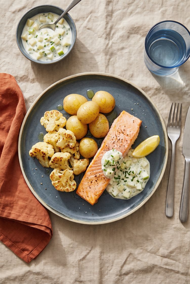 Ovnbagt laks med kartofler og smørstegt blomkål og æble- og purløgsdressing
