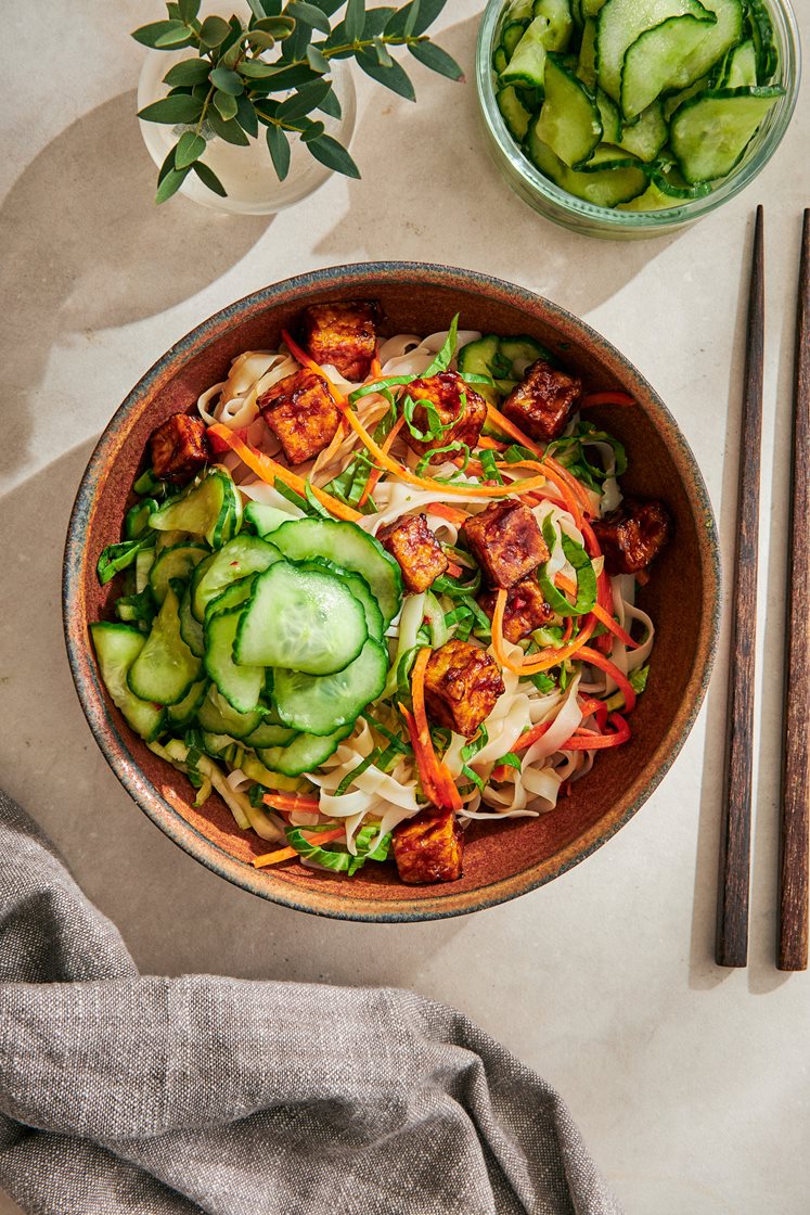 Risnudelsallad med ingefärspicklad gurka och wokad tofu