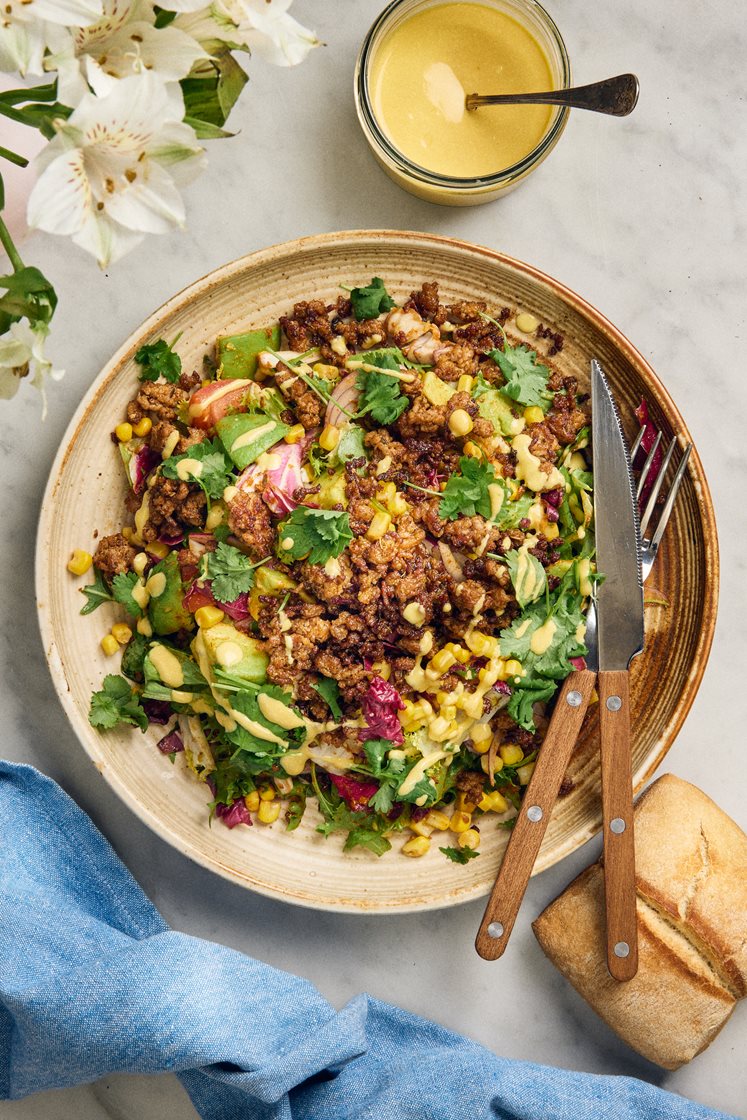 Tacosallad med kryddstekt färs, avokado, koriander och mangosås