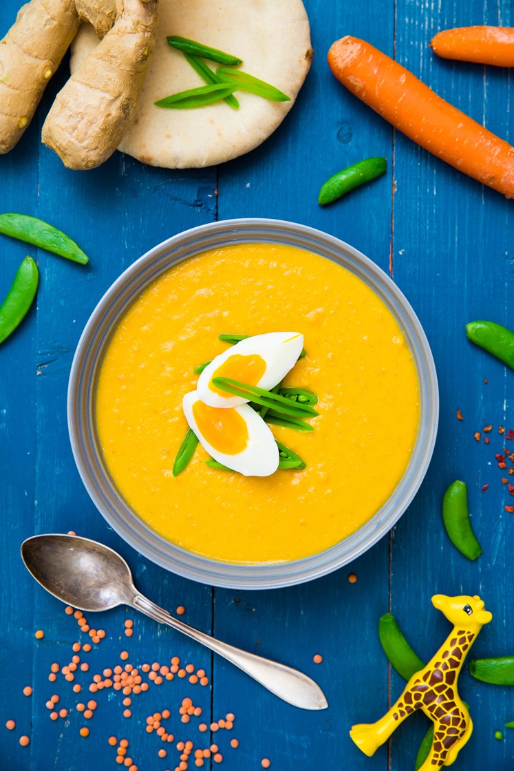 Gulrotsuppe med røde linser, kokos, appelsin og pitabrød