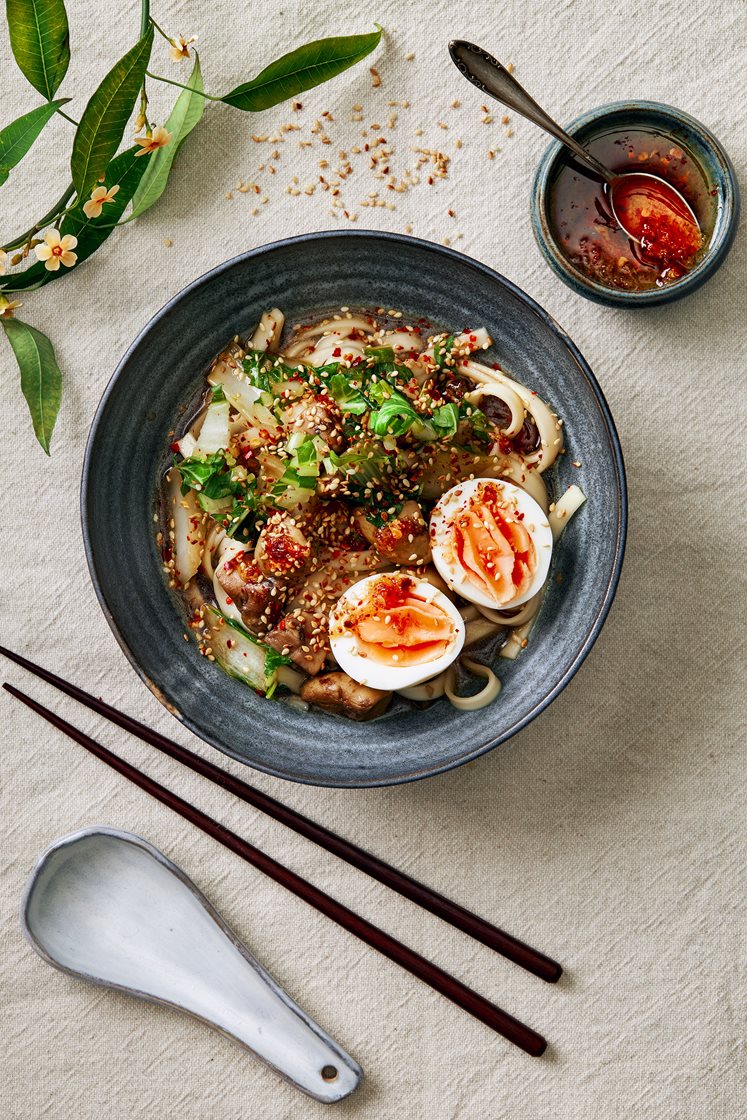 Udonnudlar i citrongräsbuljong med ägg, pak choy och sesamfrön