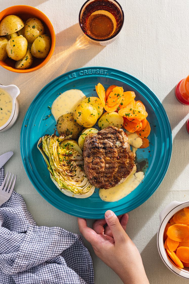 Grillet svinenakke og sommerkål med gulrøtter, gressløkpoteter og bearnéssaus