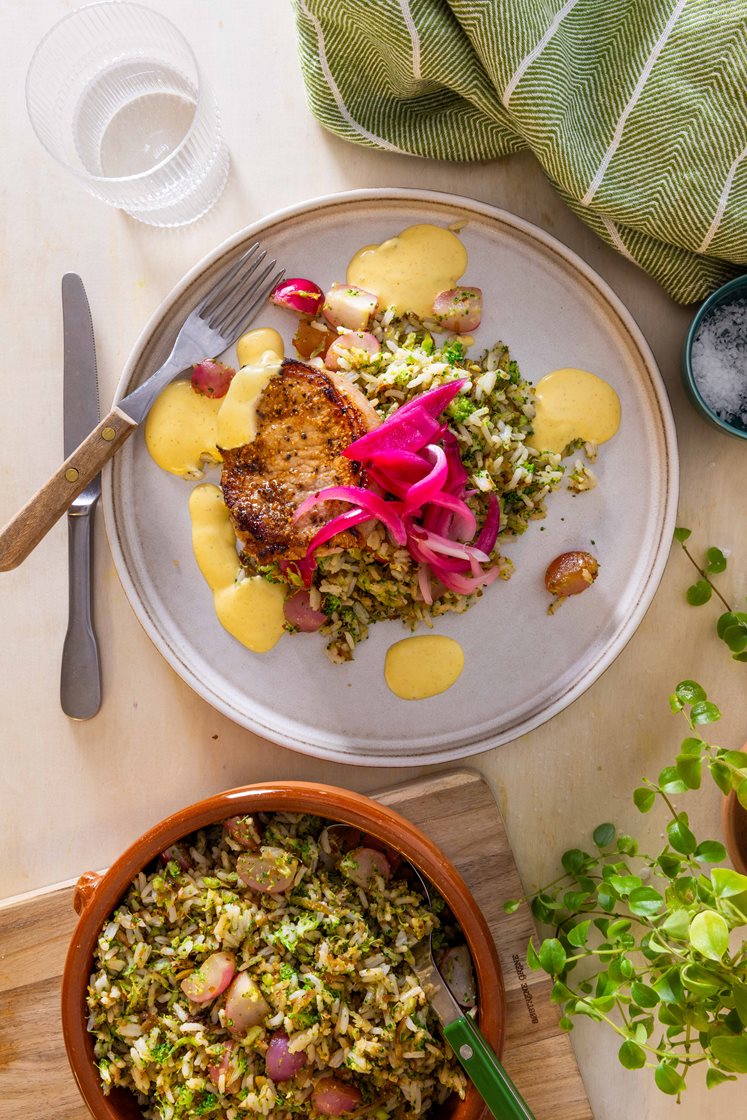 Svinekam med brokkoliris, syltet rødløk og currydressing