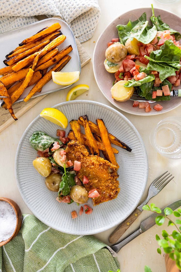 Hjemmelaget svineschnitzel med ovnsbakte gulrøtter og potetsalat