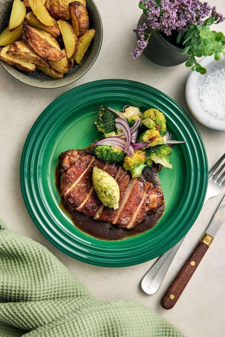 BBQ-pork med klyftpotatis, vitlöksstekt broccoli och limesmör