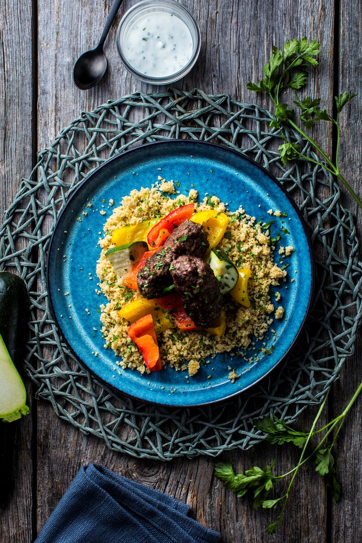 Tyrkiske kjøttboller med couscous, ovnsbakte grønnsaker og hvitløksdressing