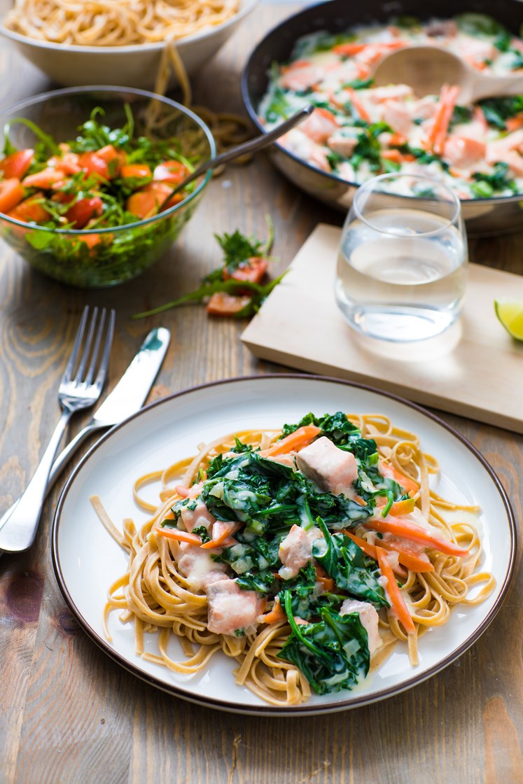 Pasta linguini med laks, hjemmelaget pastasaus og ruccolasalat med granateplebalsamico