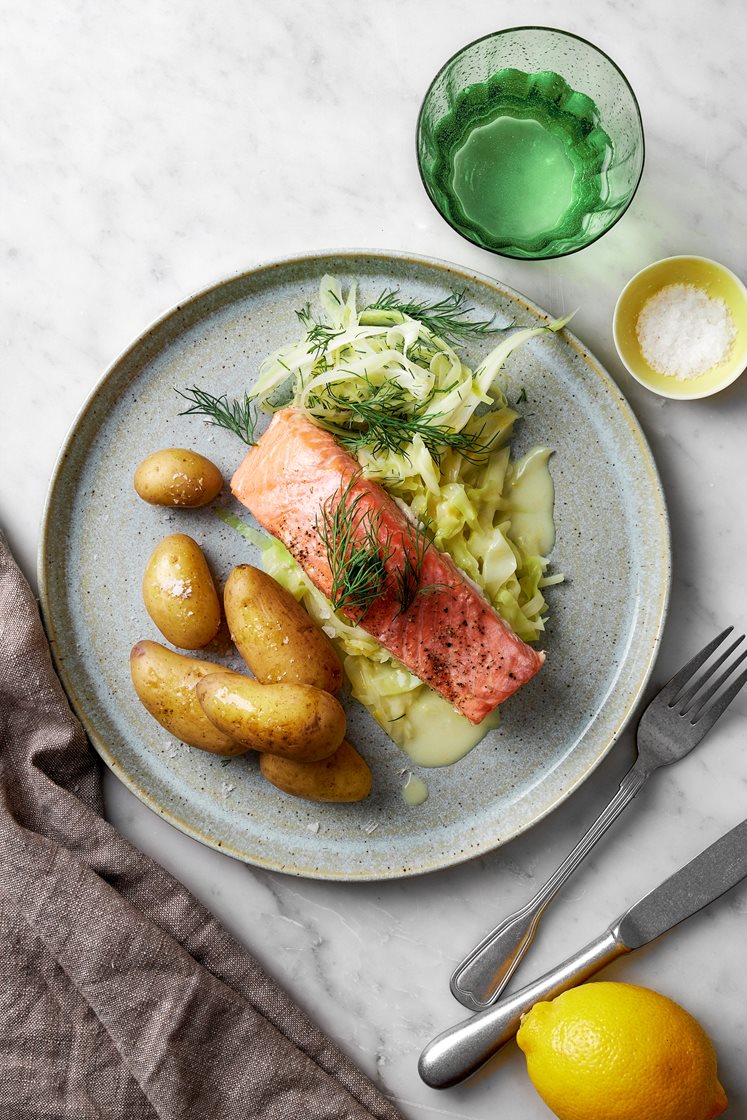 Ugnsbakad lax med citronstuvad kål och fänkålssallad