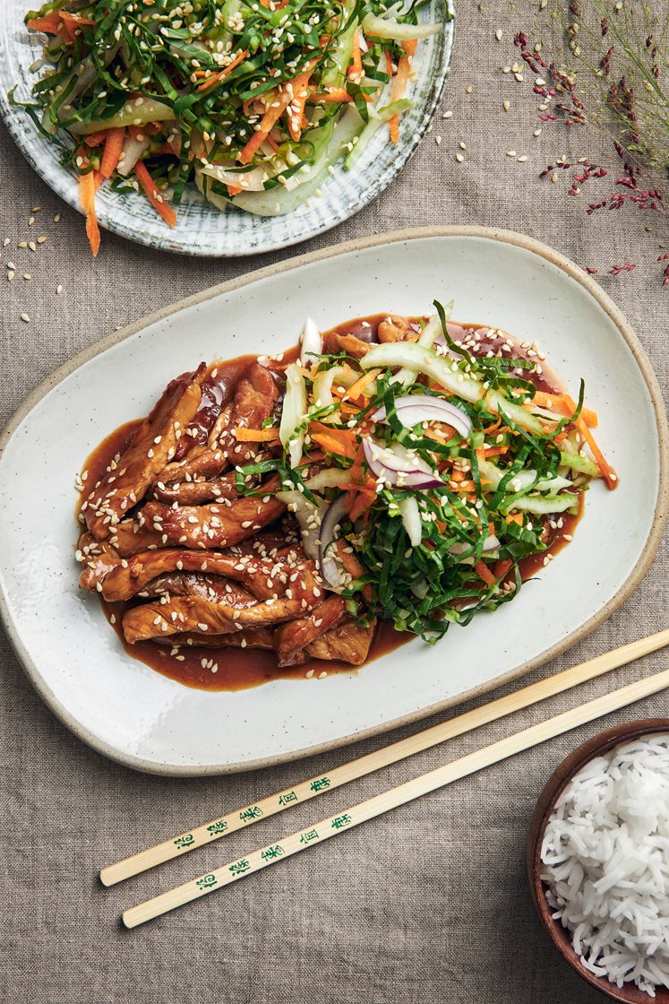 Teriyakiwokad fläskkotlett med asiatisk kålsallad och sesamfrö