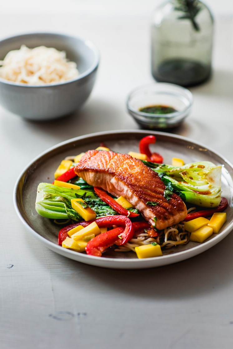 Pannestekt laks med pak choy, mango, eggnudler og ponzusaus