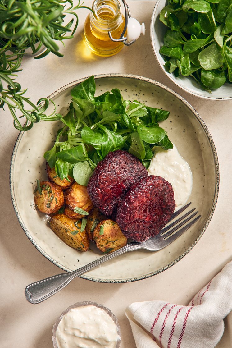 Rödbetsbiffar med rosmarinpotatis och fetaostkräm