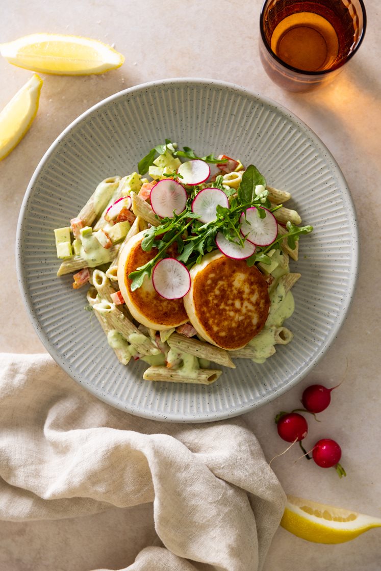 Fiskekaker med gremolatakremet pastasalat, servert med friske reddiker og ruccola