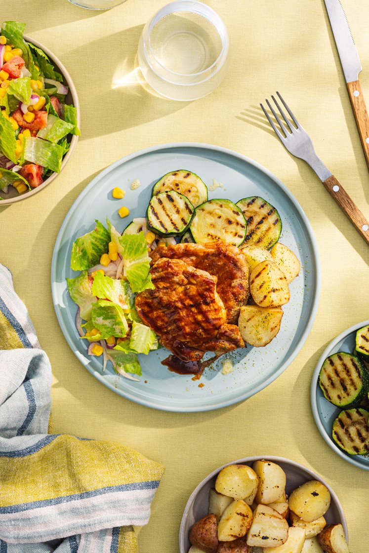 Barbecueglaserte svineskiver med krydderpoteter og blandet salat med sennepsvinaigrette