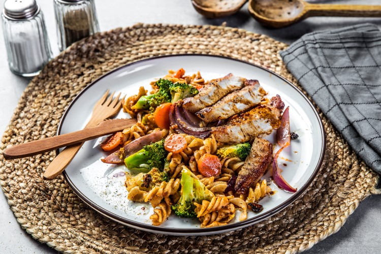 Koteletter med pasta og tomatpesto