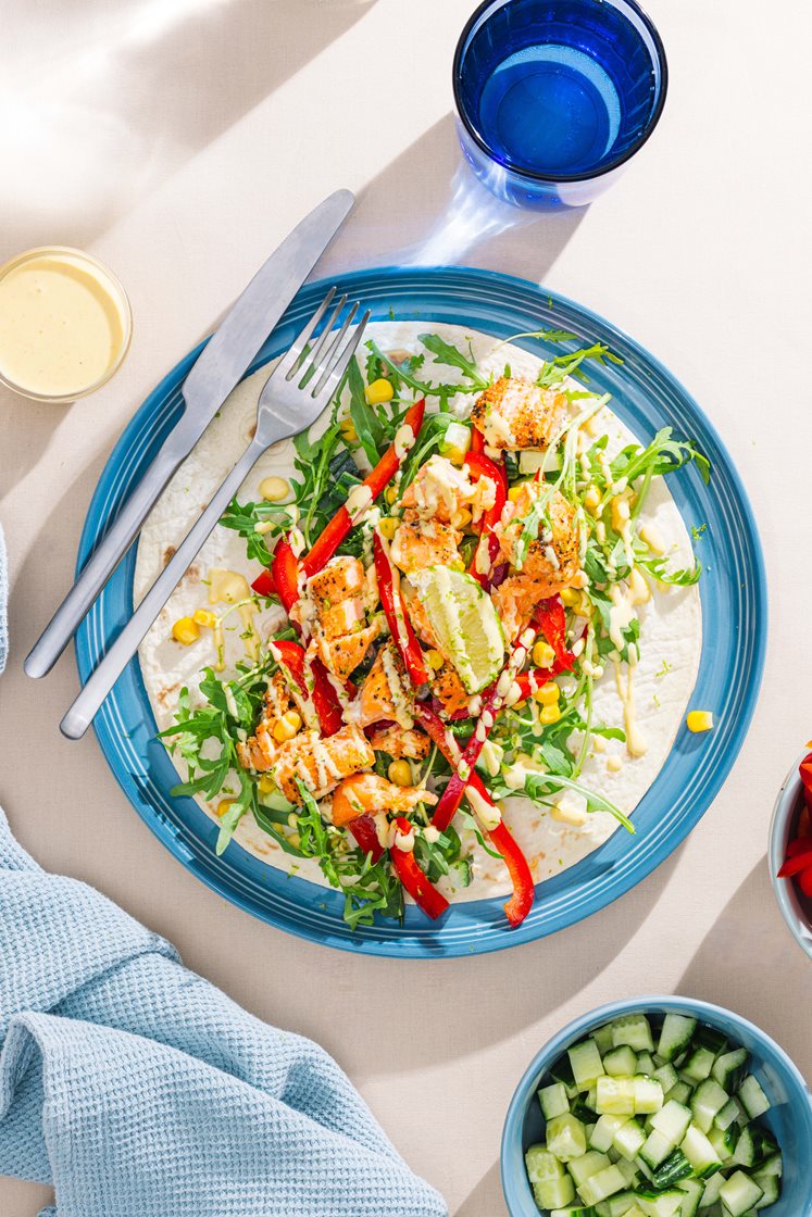 Krydderstekt laks i wrap med friske grønnsaker og curry- og mangodressing