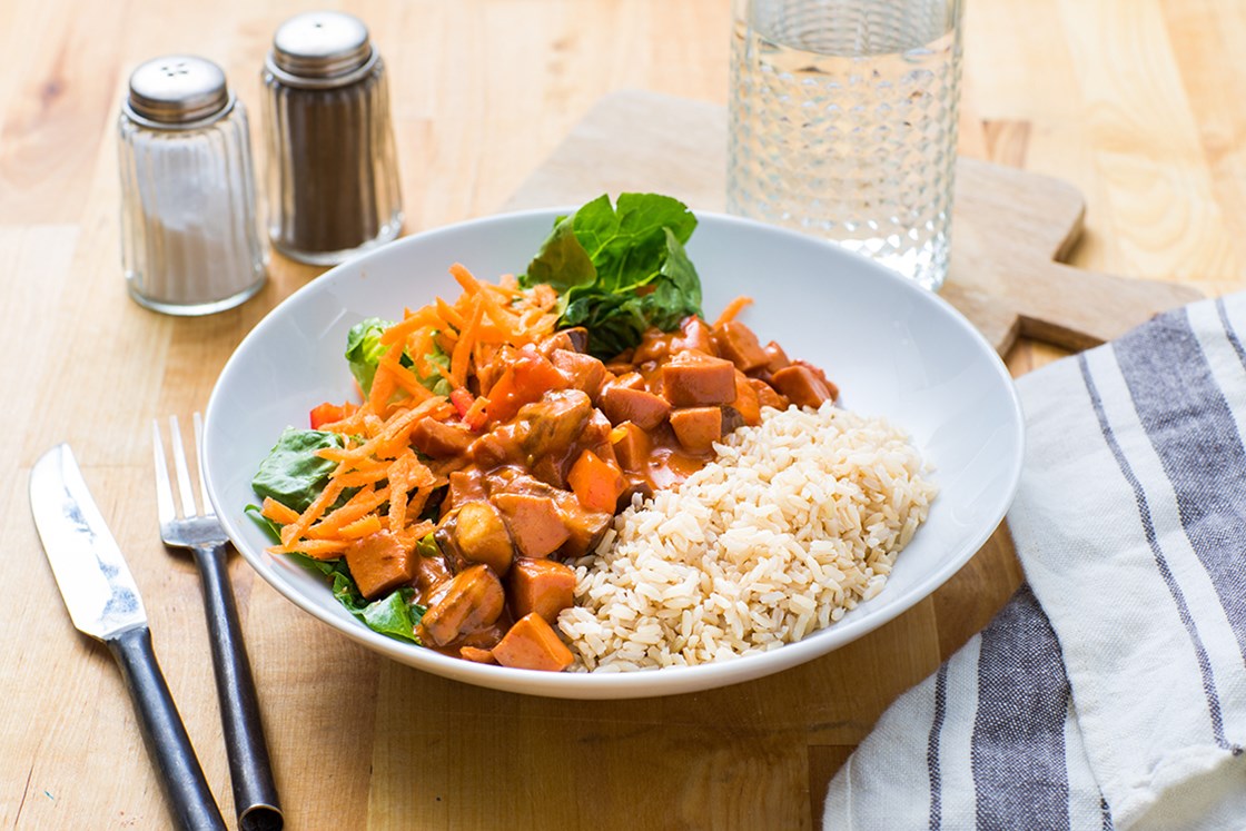 Pølsestroganoff med fullkornsris og salat