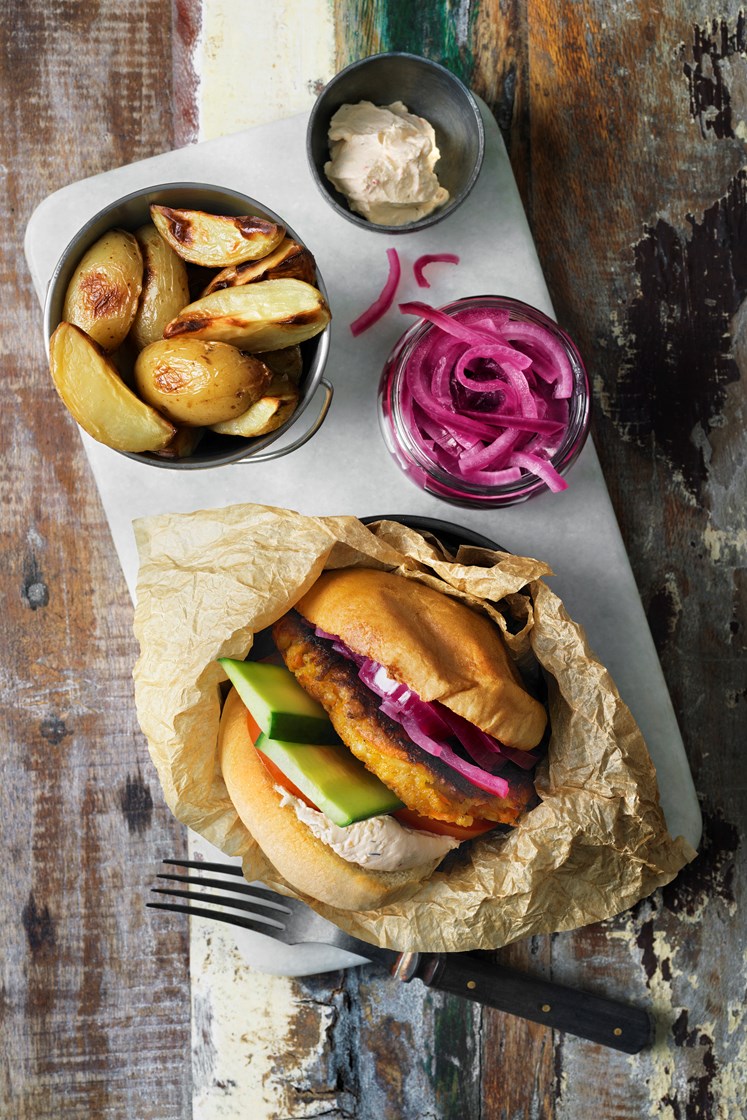 Morotsburgare med halloumi och färskost