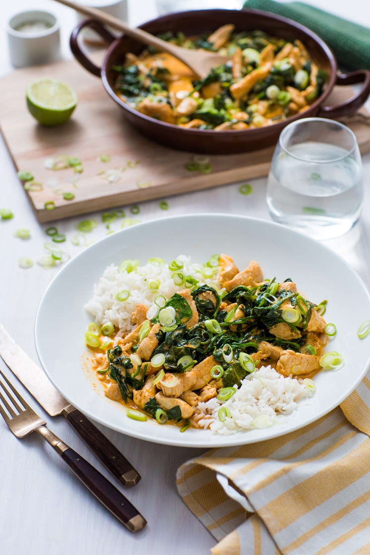 Butter chicken med spinat, vårløk og lime servert med ris