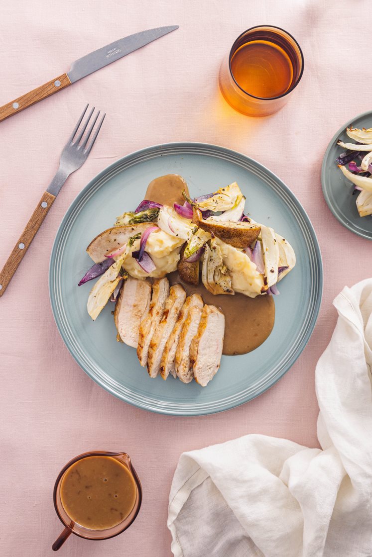 Kyllingbryst med bakt fennikel og pære, potetmos og soppsaus