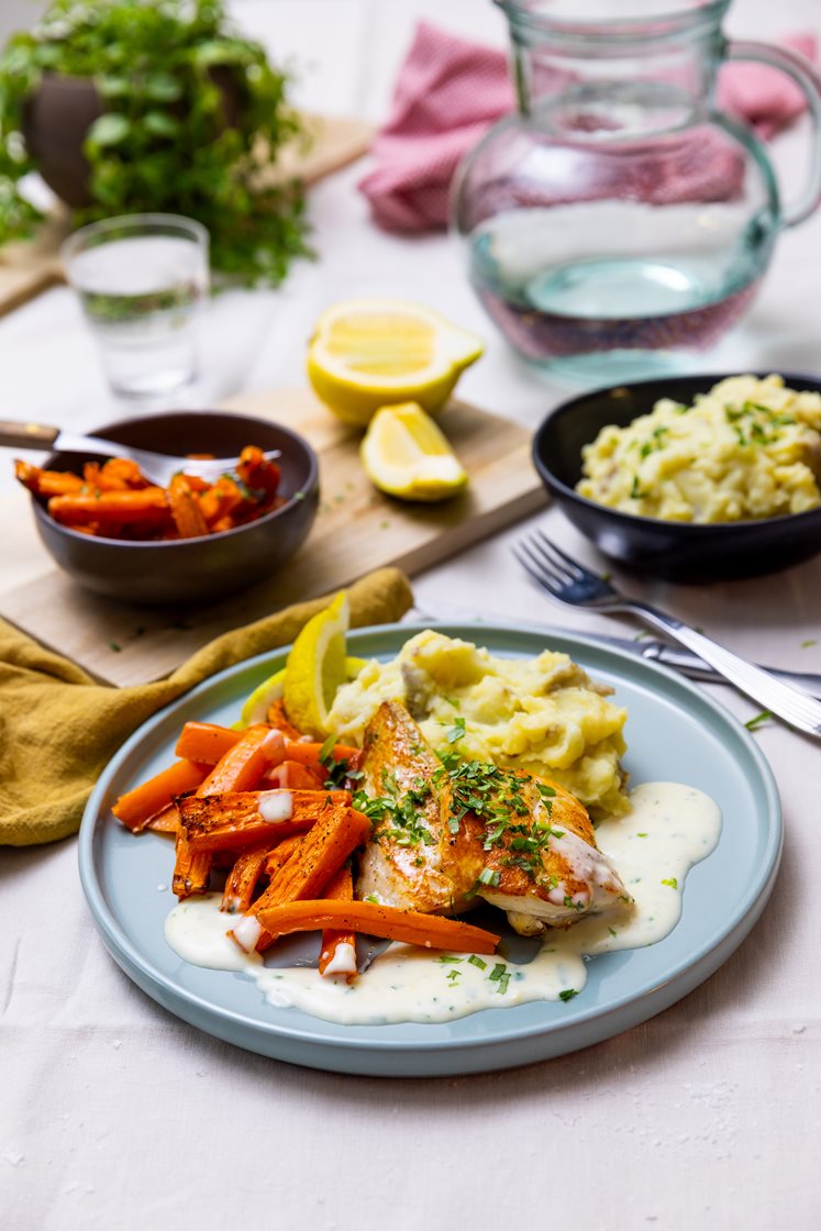 Pannestekt seifilet med bakte gulrøtter, grov potetmos, sitron- og estragonsaus