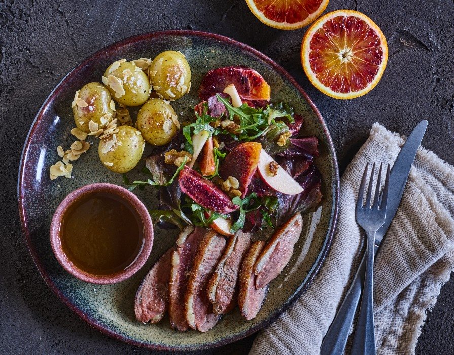 And i granatæble-orange sky med nøddekartofler og spæd salat