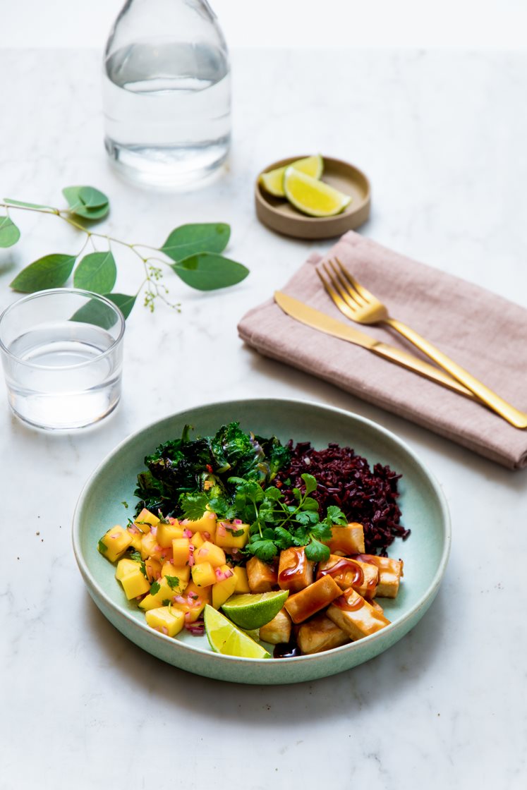 Bowl med teriyakiglasert tofu og rosettkål, mangosalsa og svart ris