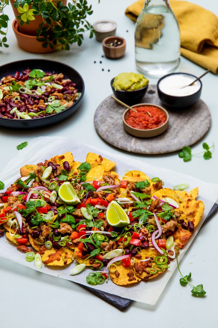 Nachos med kylling, salsa, guacamole og rømme