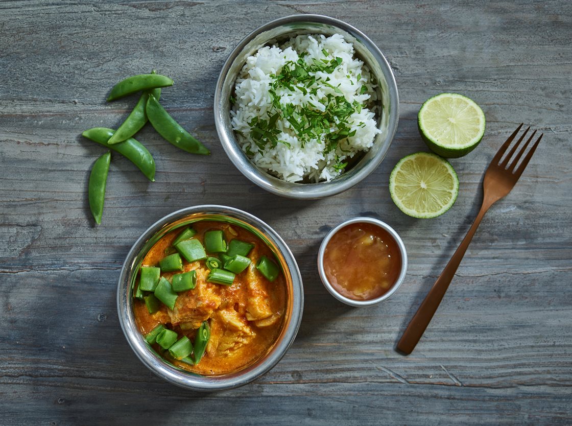 Indisk curry med hvid fisk, ris og mangochutney