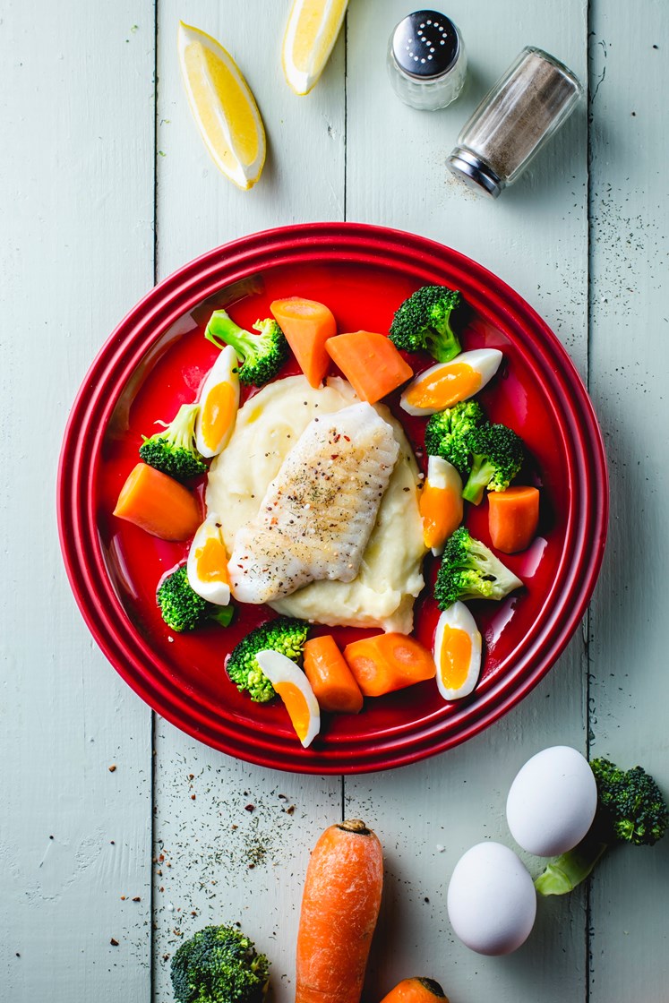 Pannestekt brosme med eggesmør, kokte grønnsaker og potetmos