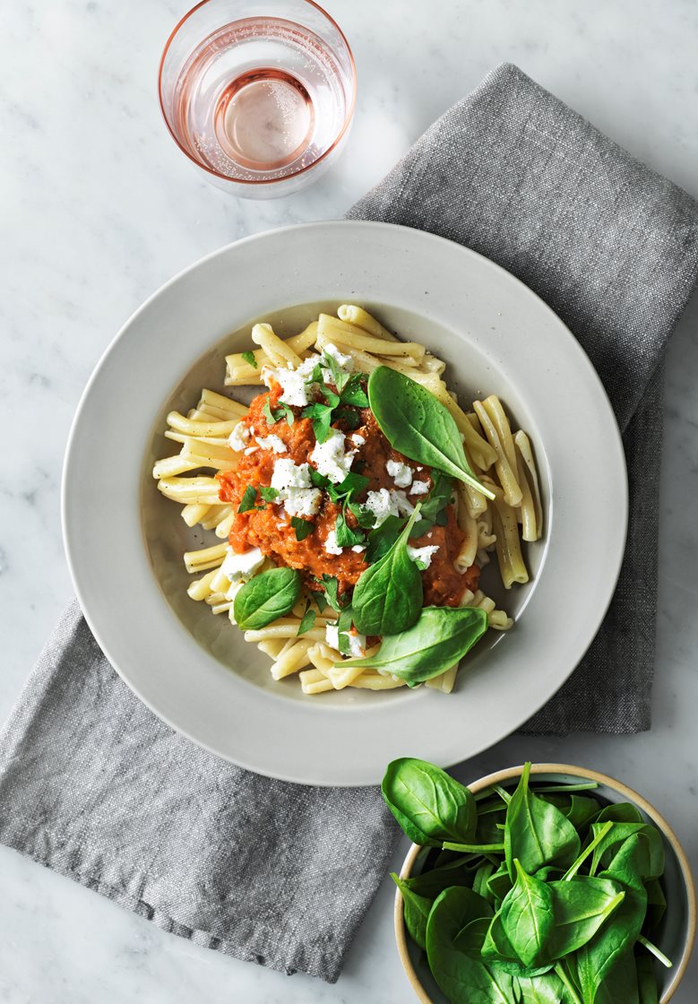 Krämig morotspasta med fetaost och persilja