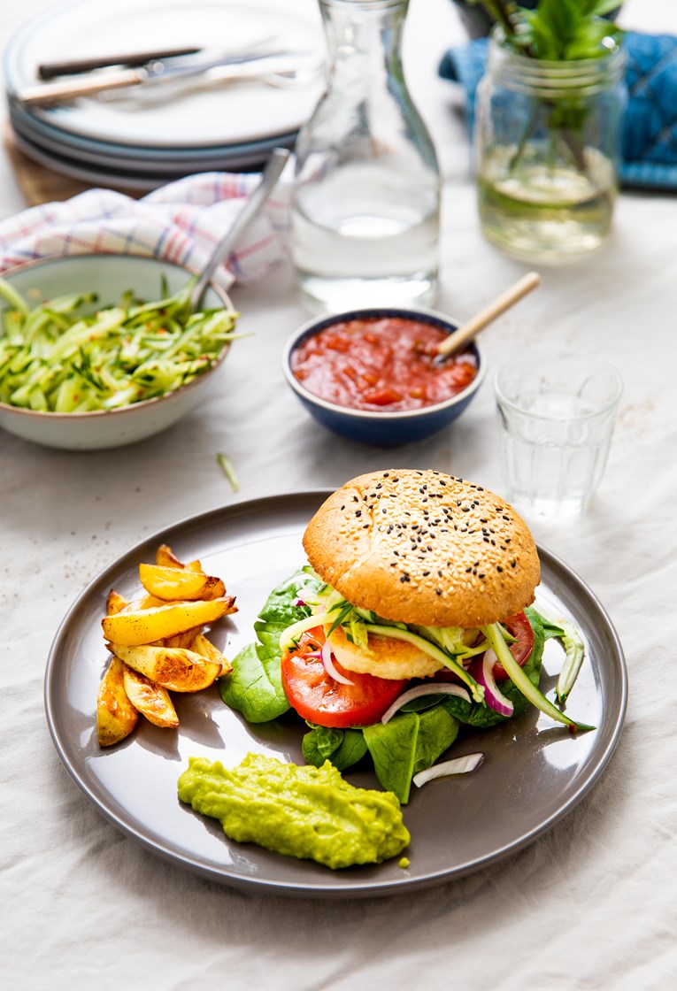 Fiskeburger med guacamole og meksikansk agurksalat