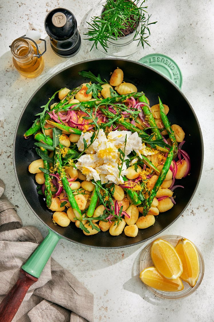 Frasig gnocchi med citronstekt sparris och mozzarella