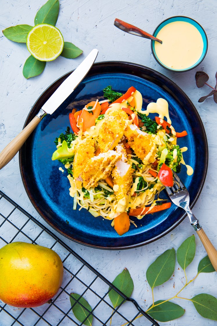 Crispy kylling med wokede grønnsaker, eggenudler og mangodressing