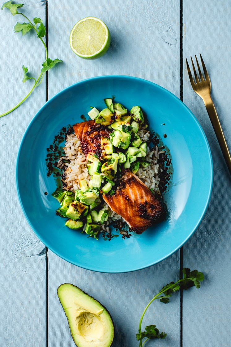Spicy laks servert med agurk- og avokadosalat og ris