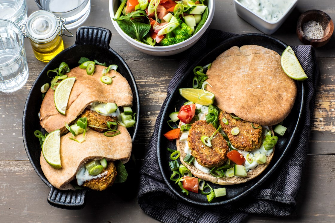Falafel i pitabrød med tzatziki og salat